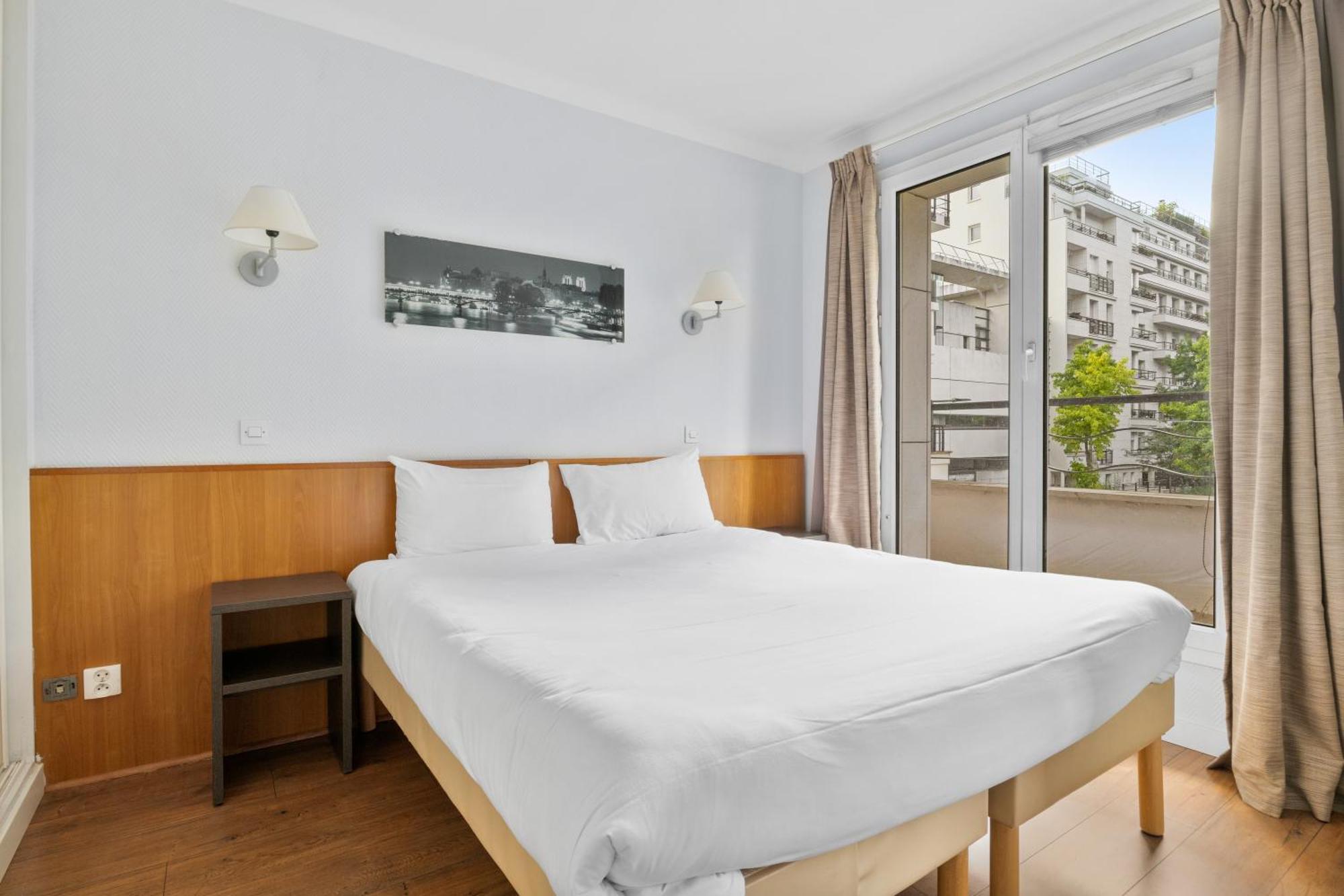 Apartment Grand Avec Balcon - Proche Parc Des Expo - Parking Privee
