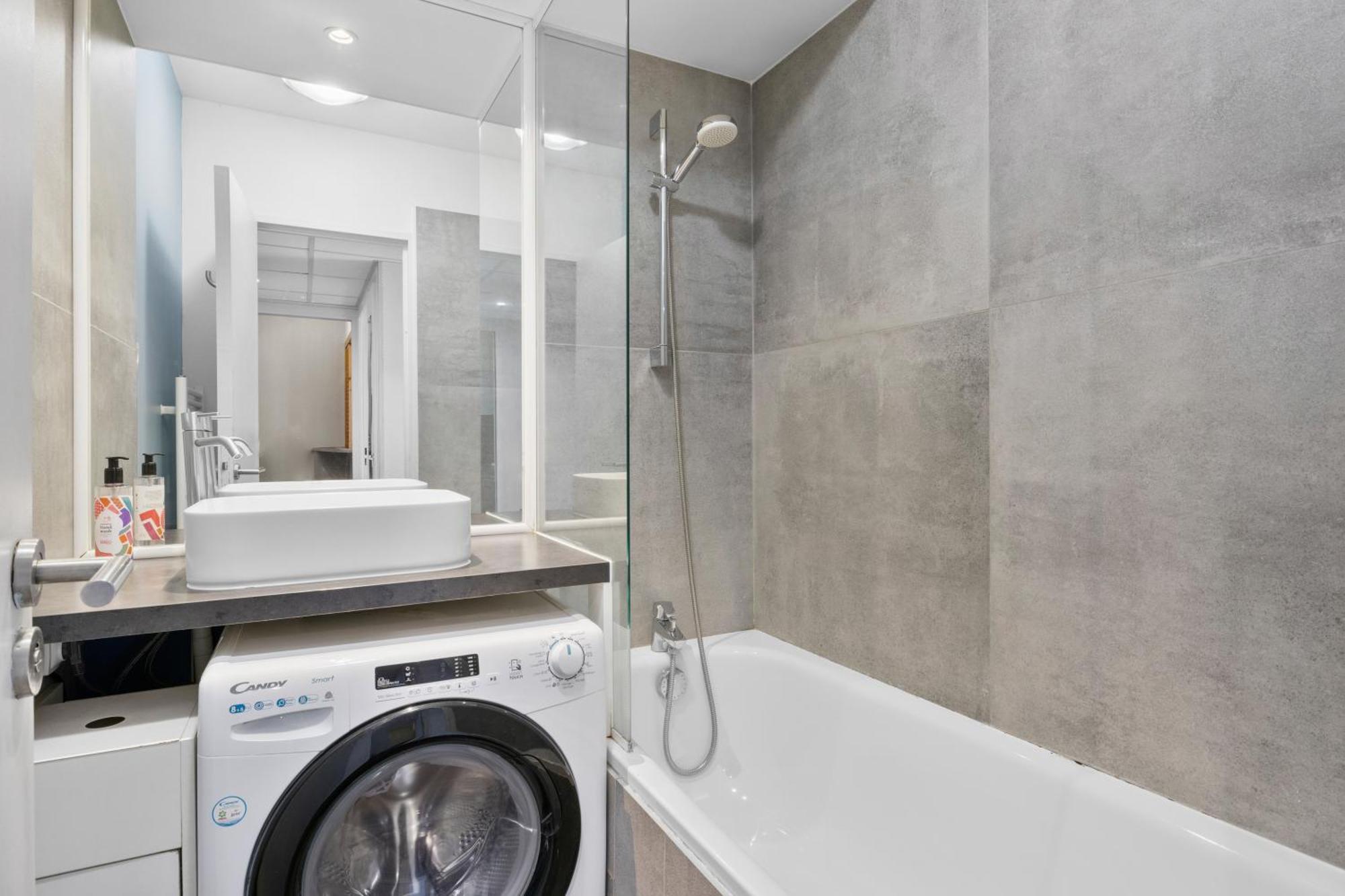 Apartment Grand Avec Balcon - Proche Parc Des Expo - Parking Privee *